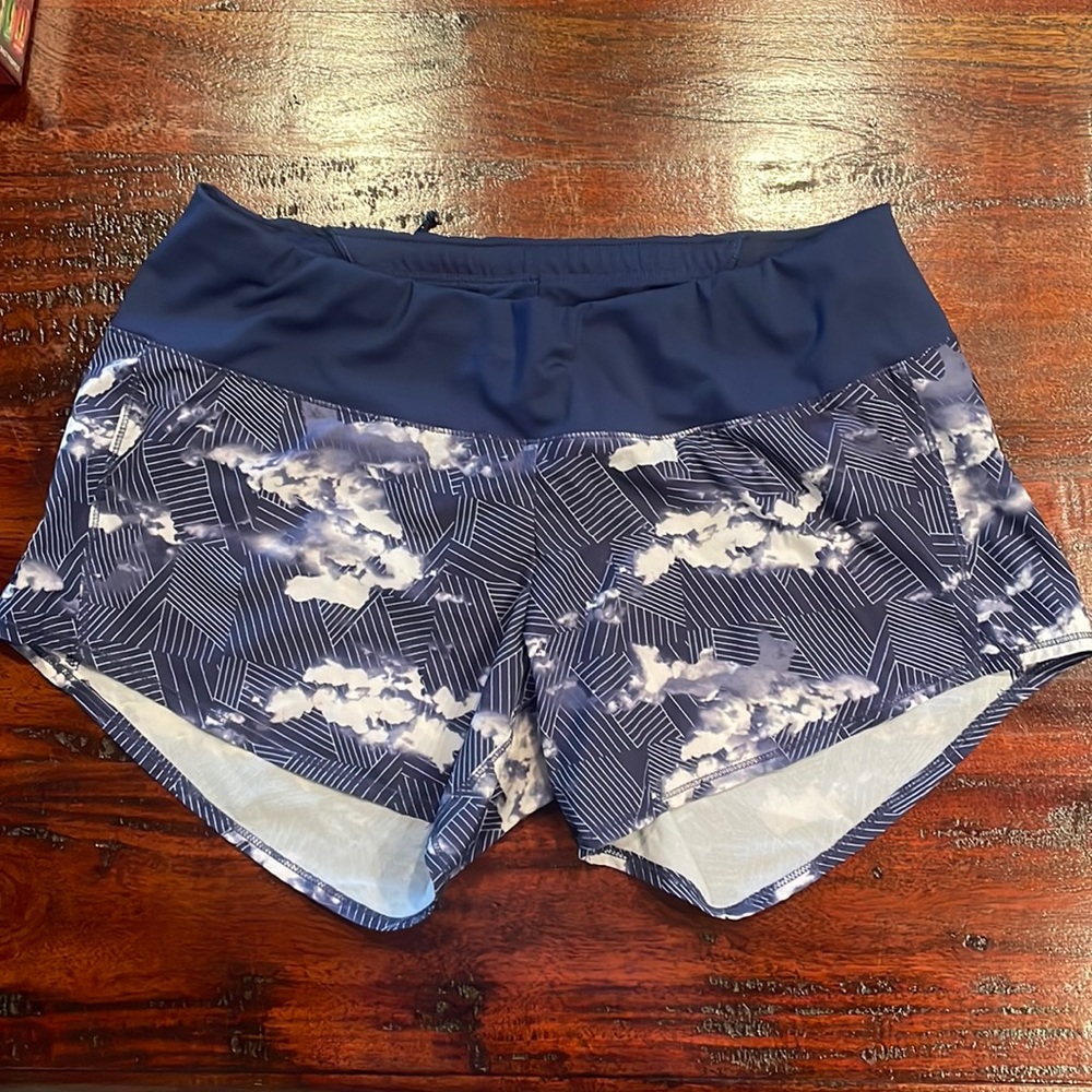 Oiselle running shorts W’s size 6 blue cloud linear print with built in liners